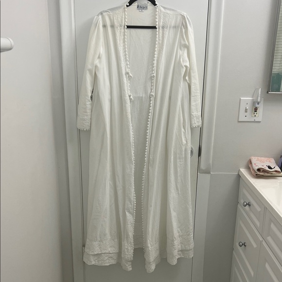 Luxurious Ivory Lace-Trimmed Robe - Picture 1 of 10